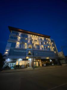 伊洛伊洛Tely's Bed & Breakfast Iloilo powered by Cocotel的夜晚灯火通明的大楼