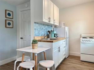 A kitchen or kitchenette at Cute Tiny House w Private Plunge Pool near Beach