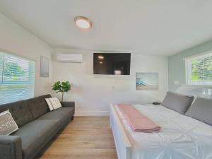 A seating area at Cute Tiny House w Private Plunge Pool near Beach