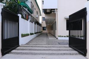 un callejón con puertas y escaleras en un edificio en Global 88 Apartelle en Cebú