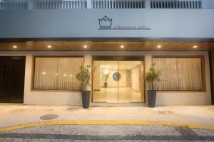 Un edificio con dos plantas en macetas delante. en Regency Copacabana Hotel, en Río de Janeiro
