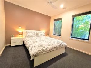 - une chambre avec un lit et 2 fenêtres dans l'établissement My Place in Albury, à Albury