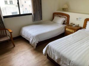 Postel nebo postele na pokoji v ubytování 金麗麗大飯店
