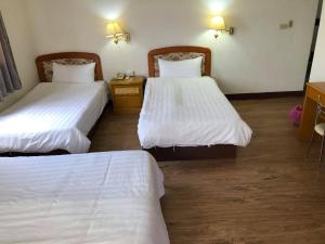 Postel nebo postele na pokoji v ubytování 金麗麗大飯店