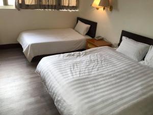 Postel nebo postele na pokoji v ubytování 金麗麗大飯店