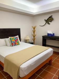 um quarto com uma grande cama branca num quarto em La Iguana Vallarta LGBT - Romantic Zone - Party Clubbing Street em Puerto Vallarta