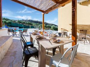 Restoran või mõni muu söögikoht majutusasutuses Family-Friendly Sicily Stay