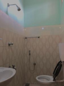 łazienka z toaletą i umywalką w obiekcie New AS Tourist Home Aluva w mieście Koczin