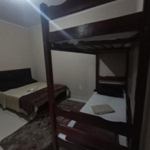 een kamer met 2 stapelbedden bij Casa Acomodação in Campos dos Goytacazes