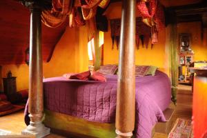 En eller flere senge i et værelse på B&B Le Manoir d'Ange