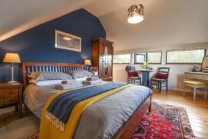 リドフォードにあるThe Linhayの青い壁のベッドルーム1室(大型ベッド1台付)