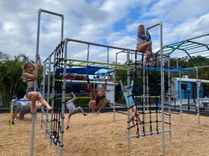 um grupo de crianças a brincar num parque infantil em Nobby Beach Holiday Village em Gold Coast