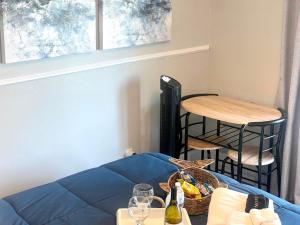- un salon avec un canapé bleu et une table dans l'établissement Lovely Del Mar retreat private entrance 1 bd 1ba, à San Diego