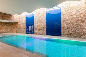 Piscina a Baron Tavernier Hotel Restaurant & SPA o a prop