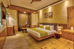Letto o letti in una camera di Hotel Kanishka Manali - 200m from Mall Road