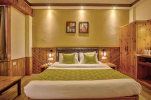 Letto o letti in una camera di Hotel Kanishka Manali - 200m from Mall Road
