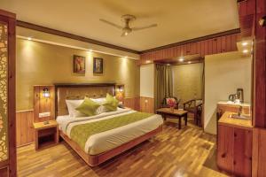 Letto o letti in una camera di Hotel Kanishka Manali - 200m from Mall Road