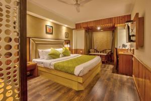Letto o letti in una camera di Hotel Kanishka Manali - 200m from Mall Road