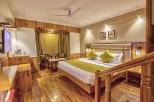 Letto o letti in una camera di Hotel Kanishka Manali - 200m from Mall Road