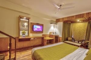 Letto o letti in una camera di Hotel Kanishka Manali - 200m from Mall Road