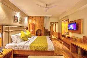 Letto o letti in una camera di Hotel Kanishka Manali - 200m from Mall Road