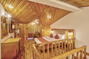 una camera da letto con un letto e un soffitto in legno di Hotel Kanishka Manali - 200m from Mall Road a Manāli