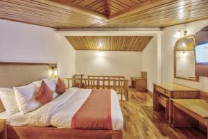 Letto o letti in una camera di Hotel Kanishka Manali - 200m from Mall Road