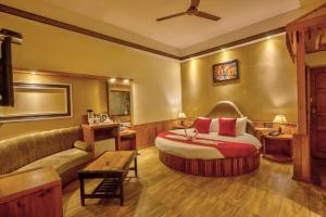 Letto o letti in una camera di Hotel Kanishka Manali - 200m from Mall Road