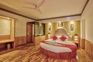 Letto o letti in una camera di Hotel Kanishka Manali - 200m from Mall Road