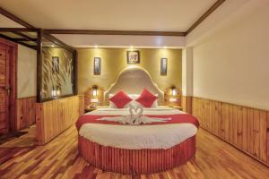 Letto o letti in una camera di Hotel Kanishka Manali - 200m from Mall Road