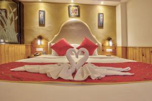 Letto o letti in una camera di Hotel Kanishka Manali - 200m from Mall Road