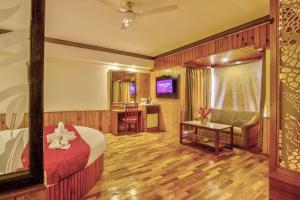 Letto o letti in una camera di Hotel Kanishka Manali - 200m from Mall Road