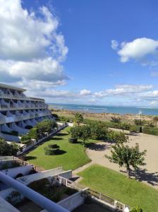 ル・グロー・デュ・ロワにあるLe Flamant Appartement 2 chambres dernier étage Vue Merのリゾートのバルコニーから眺めるビーチの景色