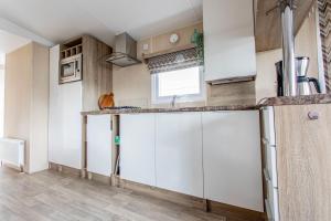 Kuchyň nebo kuchyňský kout v ubytování Chalet 2a op Recreatiepark De Wielen