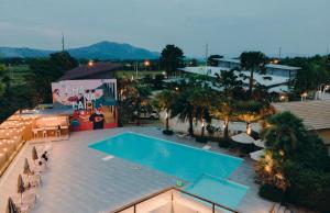 una vista aérea de una piscina en un hotel en Chanalai Resort and Hotel, en Ban Pa Yang