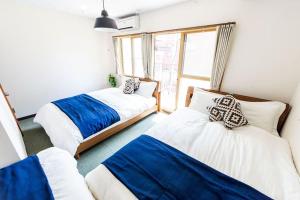 um quarto com 2 camas e uma janela em Extreme em Sapporo