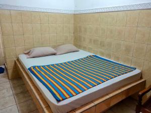 Postel nebo postele na pokoji v ubytování Hotel Arjuna Sari Bandungan