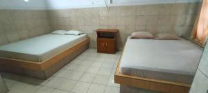 Postel nebo postele na pokoji v ubytování Hotel Arjuna Sari Bandungan