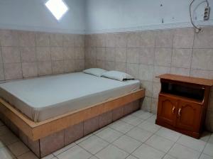 Postel nebo postele na pokoji v ubytování Hotel Arjuna Sari Bandungan