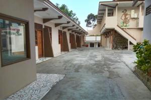 un callejón vacío entre dos edificios en un edificio en Hotel Arjuna Sari Bandungan, en Bandungan