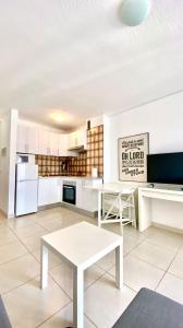 Køkken eller tekøkken på Lovely Studio Los Cristianos WIFI, Cable TV, Pool