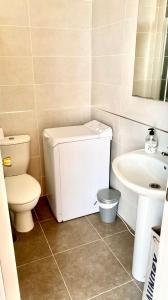 Et badeværelse på Lovely Studio Los Cristianos WIFI, Cable TV, Pool