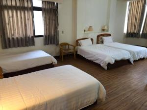 En eller flere senger på et rom på 金麗麗大飯店