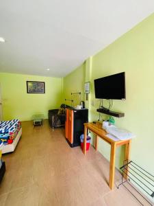 Μια τηλεόραση ή/και κέντρο ψυχαγωγίας στο Baan Sri Family +7 φωτογραφίες