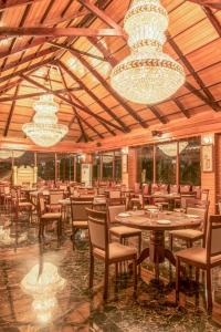Heritage MNR في ميناء بلير: غرفة طعام بها طاولات وكراسي وثريات