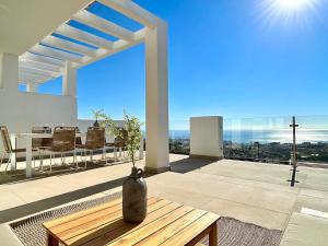 una casa con un jarrón sentado en una mesa en Bayview -Superb Luxurious Sea View Penthouse with private hot tub by Solrentspain en Benalmádena