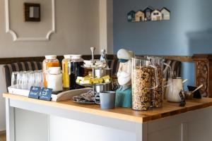 un mostrador con comida y otros artículos. en Strandbude Borkum, en Borkum