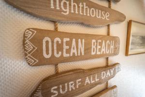 two signs on a wall with the words ocean beach at Strandbude Borkum in Borkum