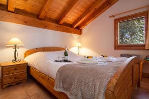 um quarto com uma cama com lençóis brancos e uma janela em Appartement Les Drus 118 - Happy Rentals em Chamonix-Mont-Blanc
