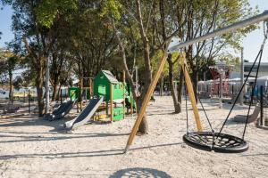 Falkensteiner Premium Mobile Homes and Camping Zadar的儿童游玩区